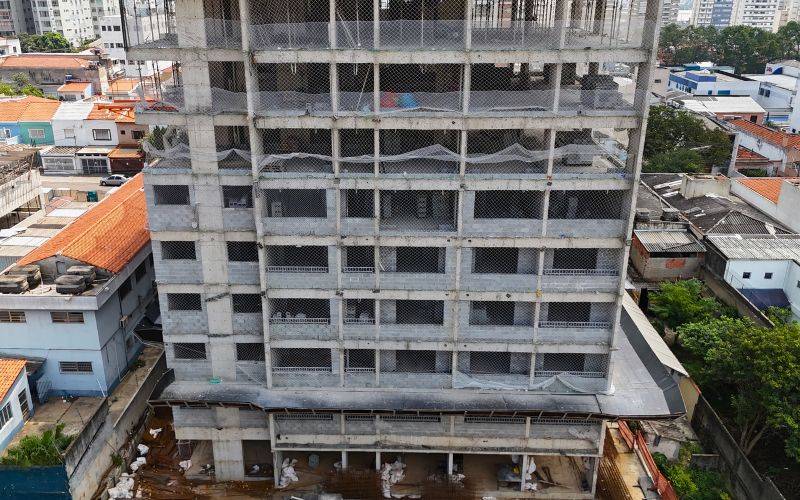 Prédio em construção visto de cima por drone em São Paulo