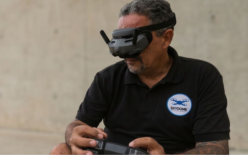 Piloto da Skydome operando drone FPV com óculos